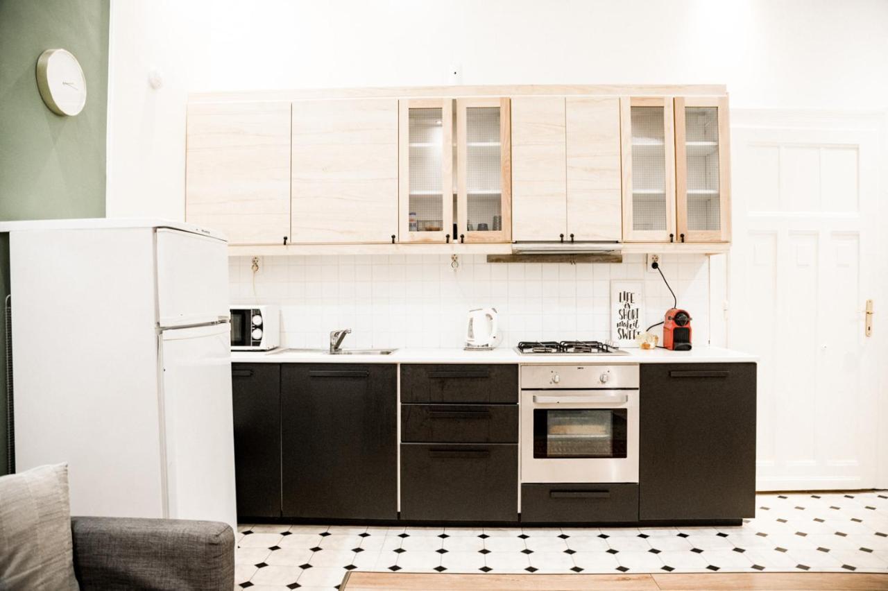Stylish And Spacious ! Central Location Kazincy Netflix Budapest Exteriör bild